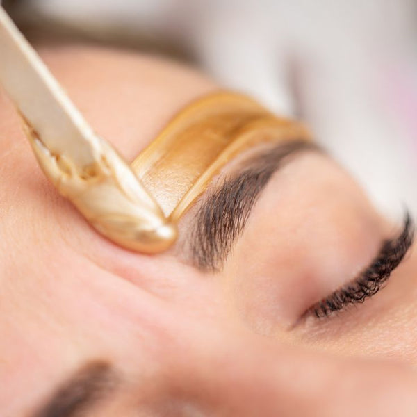 Epilation sourcils à la cire